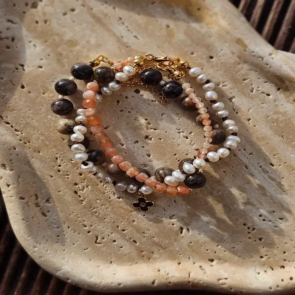 Bransoletka z kamienia słonecznego i szklanych koralików - obrazek 6