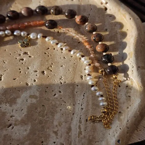 Bransoletka z pereł i zawieszką w kształcie kwiatuszka - obrazek 5