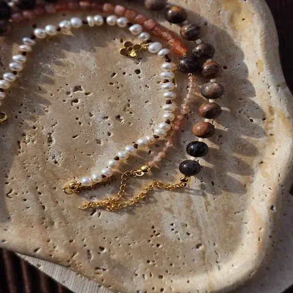 Bransoletka z pereł i zawieszką w kształcie kwiatuszka - obrazek 7