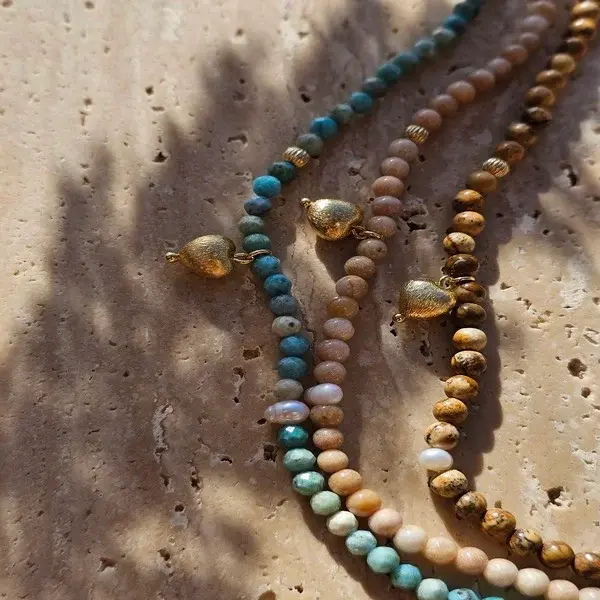 Naszyjnik z kamienia jaspis, pereł i zawieszki w kształcie serduszka - obrazek 6