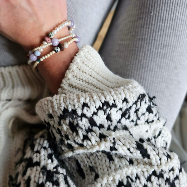 Bransoletka z kamienia rzecznego z dodatkiem innych kamieni