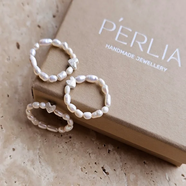 Pierścionek pewności siebie z perełkami i serduszkiem