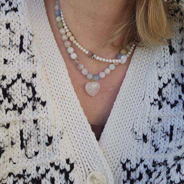 Naszyjnik z kamienia morganit i zawieszki w kształcie serduszka