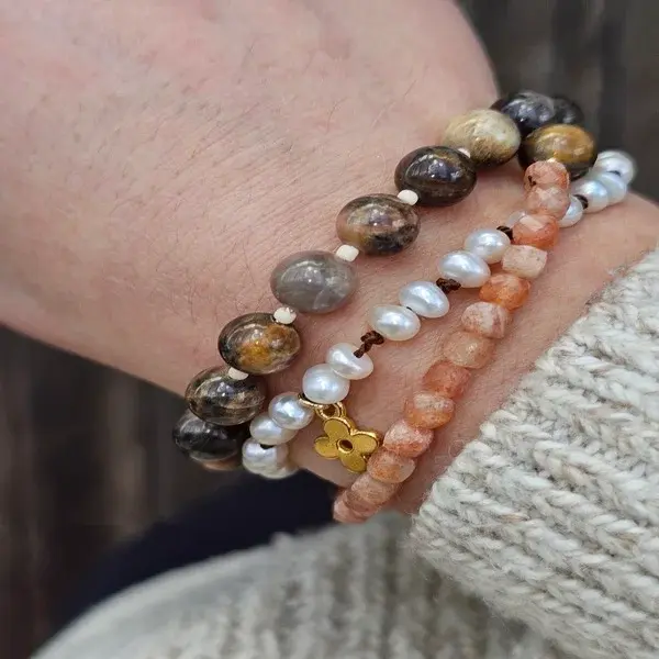 Bransoletka z pereł i zawieszką w kształcie kwiatuszka