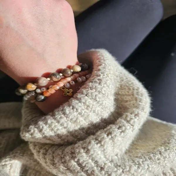 Bransoletka z pereł i zawieszką w kształcie kwiatuszka