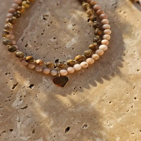Bransoletka z kamienia słonecznego i zawieszką w kształcie serca - obrazek 9