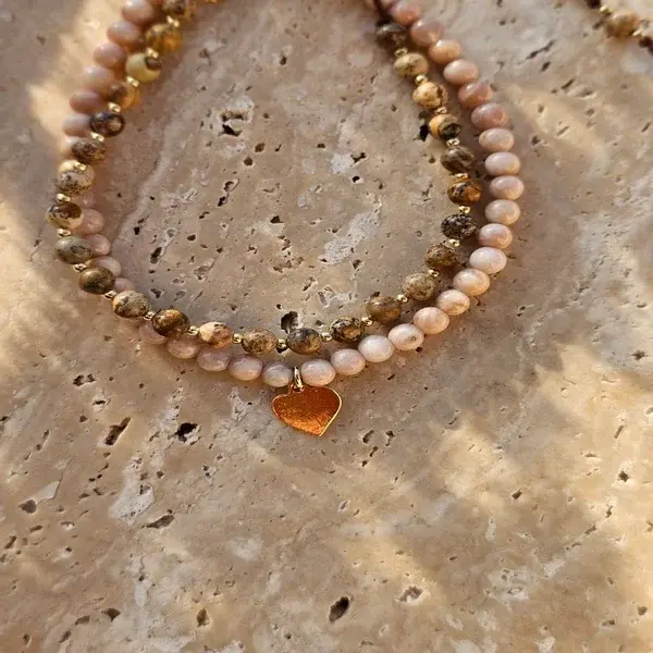 Bransoletka z kamienia słonecznego i zawieszką w kształcie serca - obrazek 8