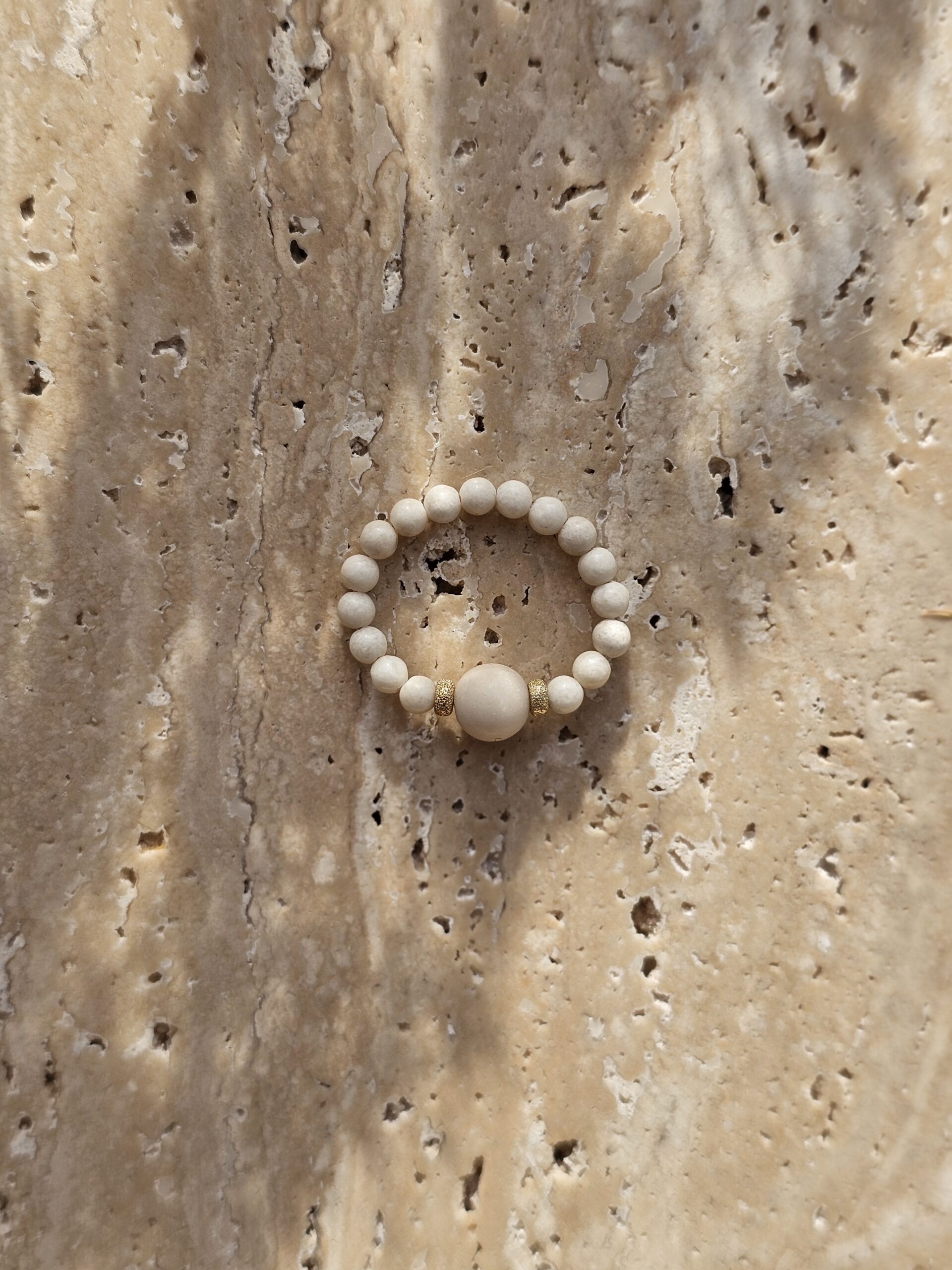 Pierścionek z kamienia rzecznego z dodatkiem diamentowych oponek - obrazek 3