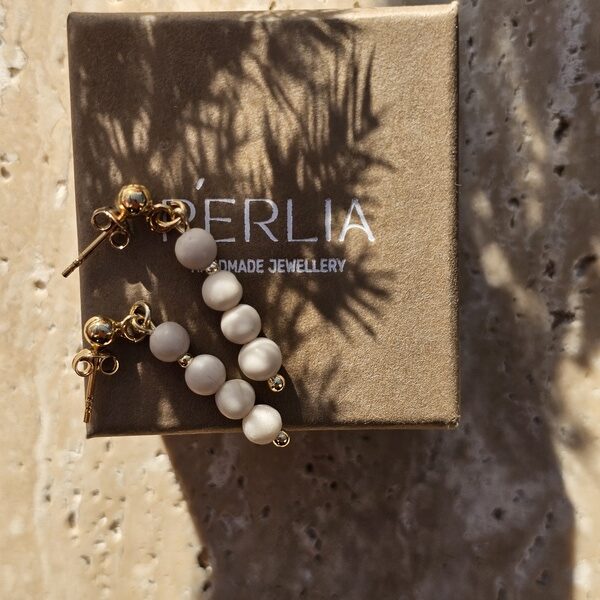 Kolczyki z kamienia rzecznego i pozłacanej kuleczki - obrazek 3