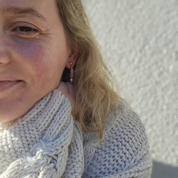 Kolczyki z nieregularnych kamieni opalu i perełki