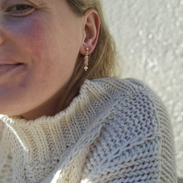 Kolczyki z nieregularnych kamieni opalu i perełki - obrazek 3