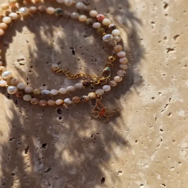 Naszyjnik z kamienia opal perełek i zawieszki w formie motyla