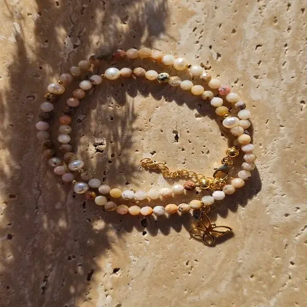 Naszyjnik z kamienia opal perełek i zawieszki w formie motyla