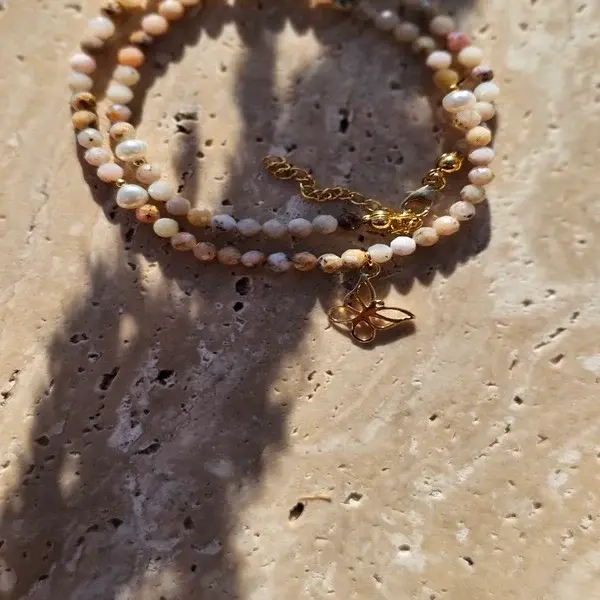Naszyjnik z kamienia opal perełek i zawieszki w formie motyla