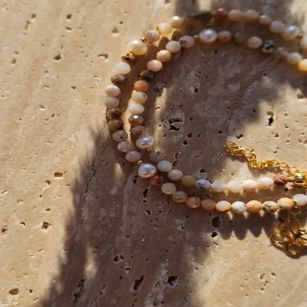 Naszyjnik z kamienia opal perełek i zawieszki w formie motyla