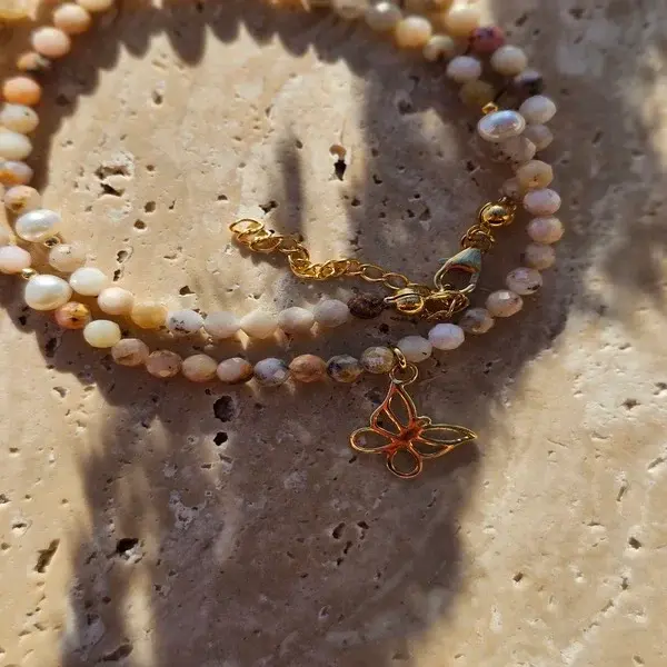 Naszyjnik z kamienia opal perełek i zawieszki w formie motyla