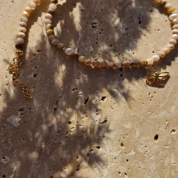 Naszyjnik z kamienia opal perełek i zawieszki w formie motyla