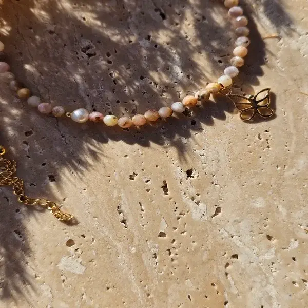 Naszyjnik z kamienia opal perełek i zawieszki w formie motyla
