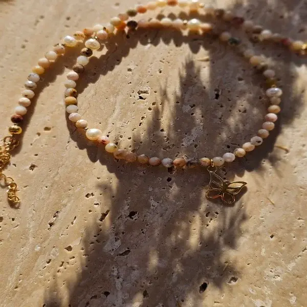 Naszyjnik z kamienia opal perełek i zawieszki w formie motyla