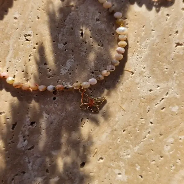 Naszyjnik z kamienia opal perełek i zawieszki w formie motyla