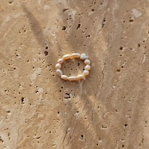 Pierścionek pewności siebie z perełkami i serduszkiem