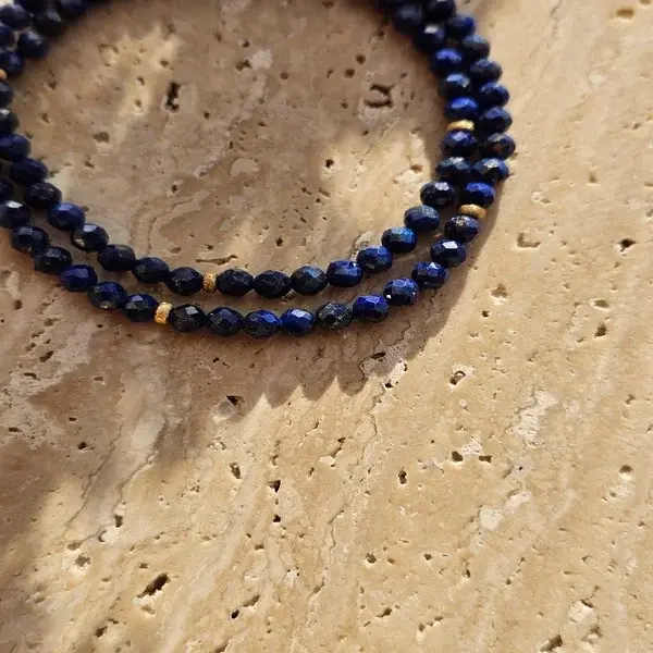 Naszyjnik z kamienia lapis lazuli z dodatkiem diamentowych oponek