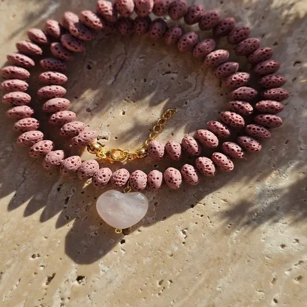 Naszyjnik z lawy wulkanicznej i zawieszki w kształcie serduszka