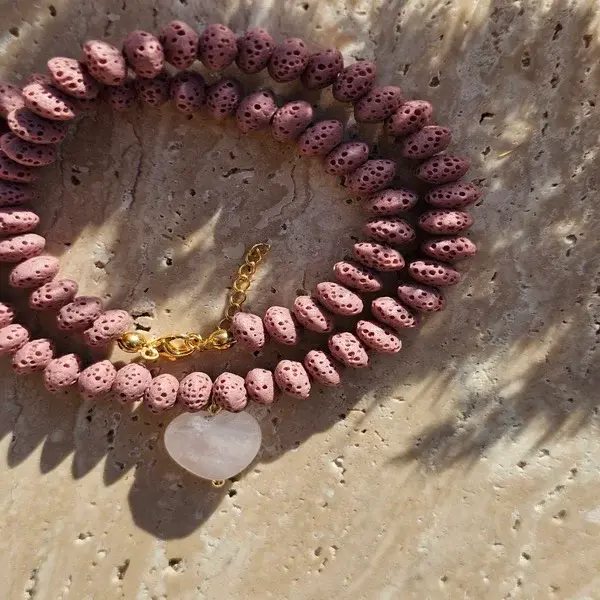 Naszyjnik z lawy wulkanicznej i zawieszki w kształcie serduszka