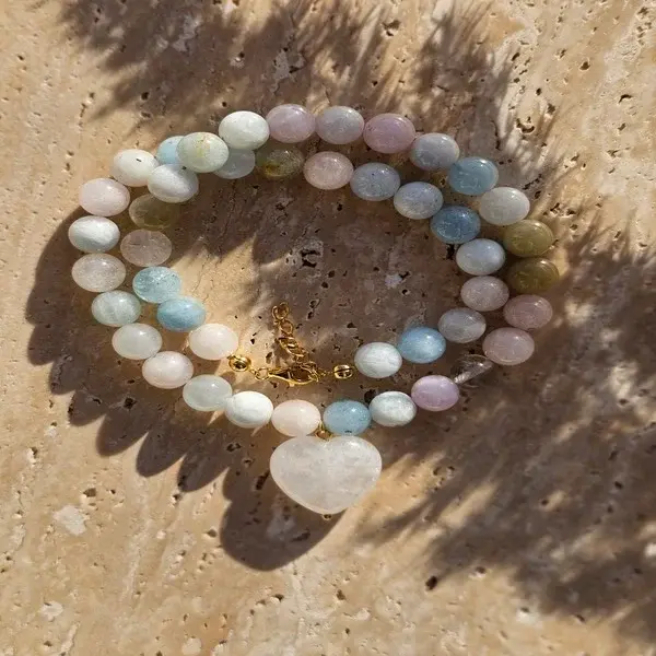 Naszyjnik z kamienia morganit i zawieszki w kształcie serduszka