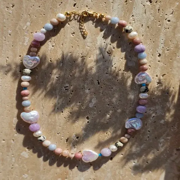 Naszyjnik z dodatkiem kilku kamieni i pereł