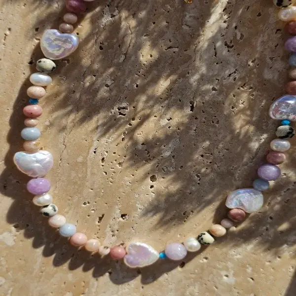 Naszyjnik z dodatkiem kilku kamieni i pereł