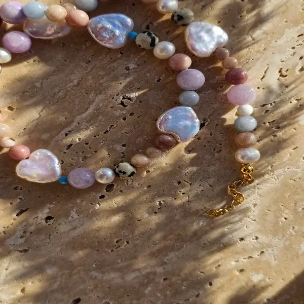 Naszyjnik z dodatkiem kilku kamieni i pereł