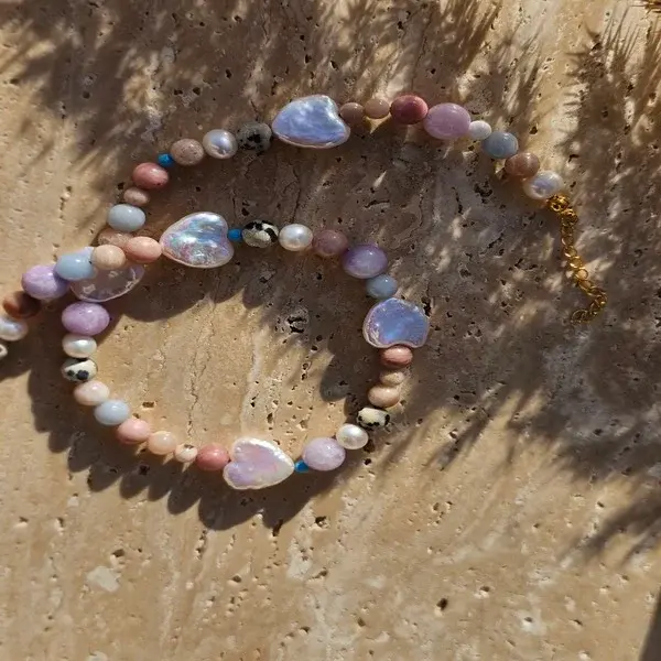 Naszyjnik z dodatkiem kilku kamieni i pereł