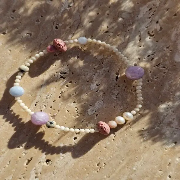 Bransoletka z kamienia rzecznego z dodatkiem innych kamieni