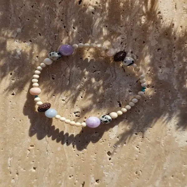 Bransoletka z kamienia rzecznego z dodatkiem innych kamieni