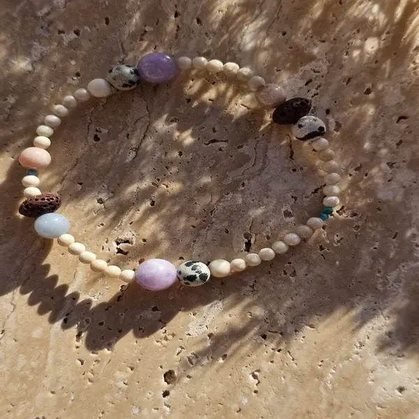 Bransoletka z kamienia rzecznego z dodatkiem innych kamieni