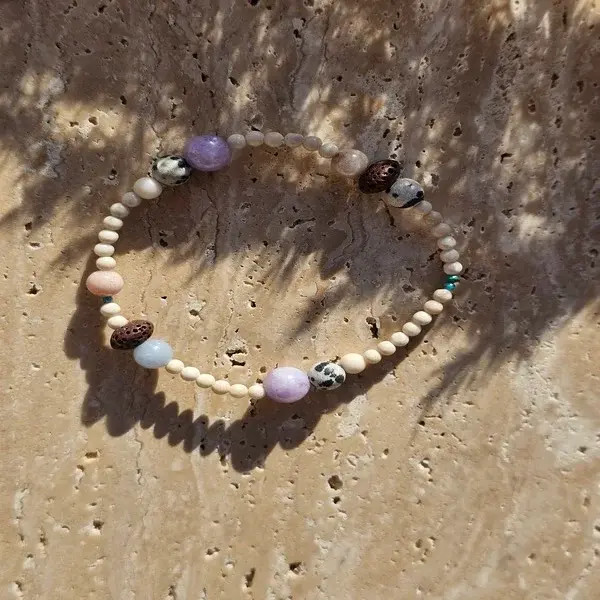 Bransoletka z kamienia rzecznego z dodatkiem innych kamieni