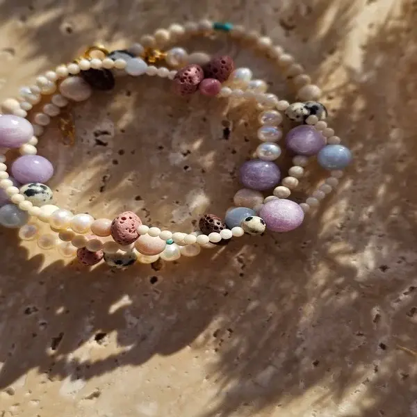 Bransoletka z kamienia rzecznego z dodatkiem innych kamieni