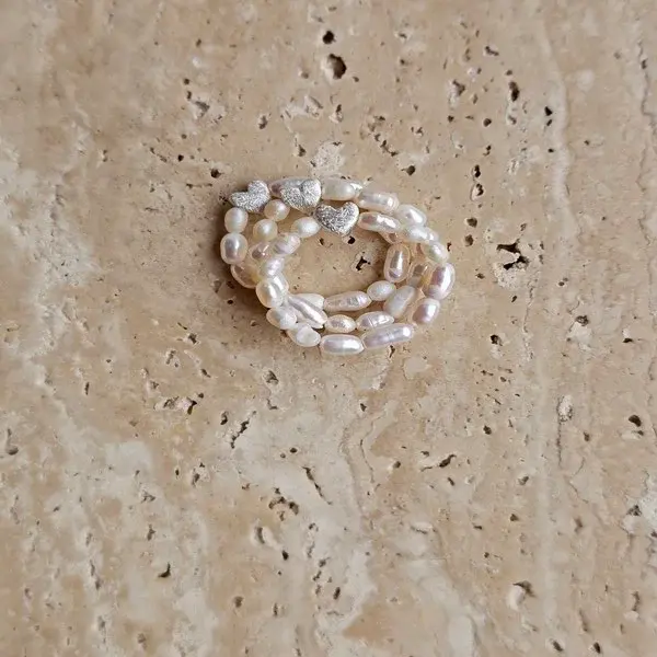 Pierścionek pewności siebie z perełkami i serduszkiem - obrazek 3