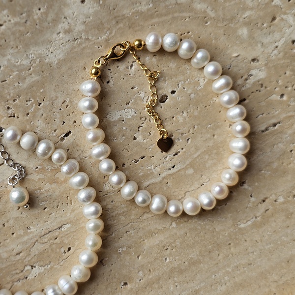 Bransoletka z pereł z pozłacanymi dodatkami albo srebrnymi