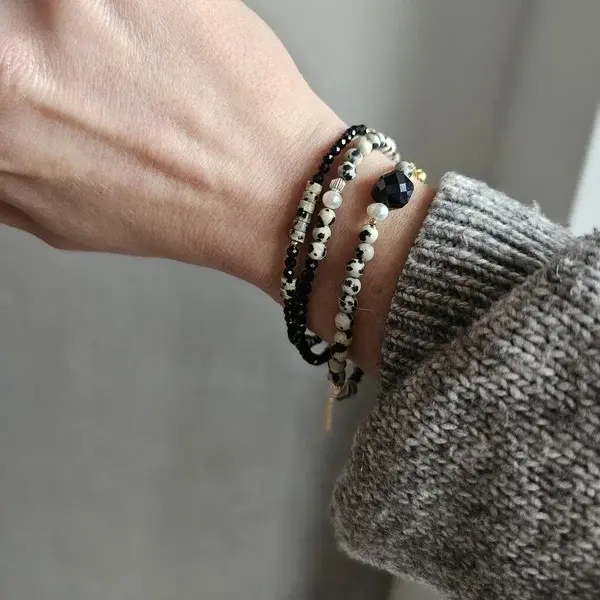 Bransoletka z turmalinów, jaspisu dalmatyńskiego z pozłacanymi albo srebrnymi dodatkami