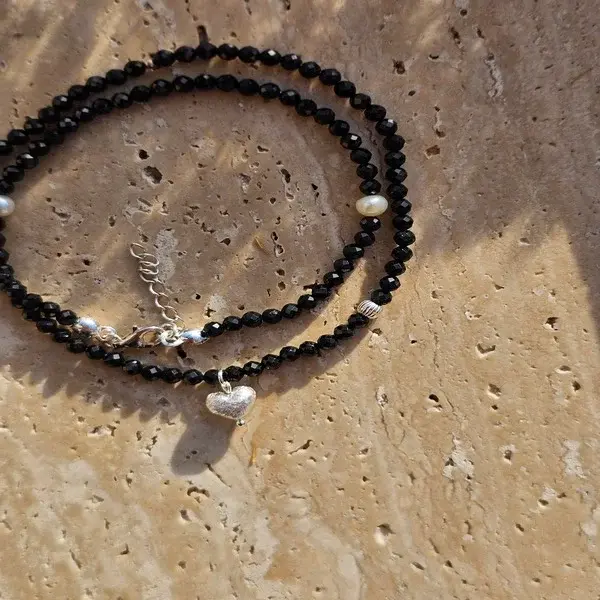 Naszyjnik z turmalinów, perełek i zawieszką w kształcie serduszka, srebro