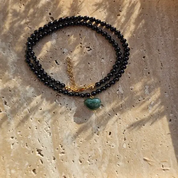 Naszyjnik z turmalinów, zawieszki w kształcie serduszka z agatu