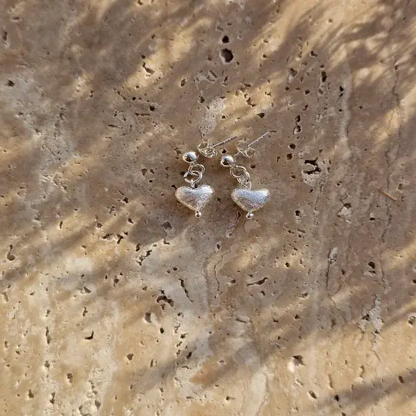 Kolczyki z zawieszką w kształcie serca satynowego