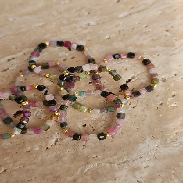 Pierścionek z turmalinów, pozłacanych kuleczek