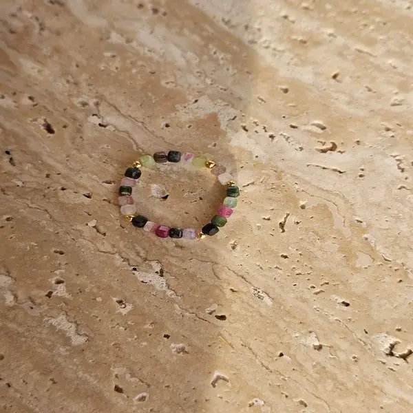 Pierścionek z turmalinów, pozłacanych kuleczek