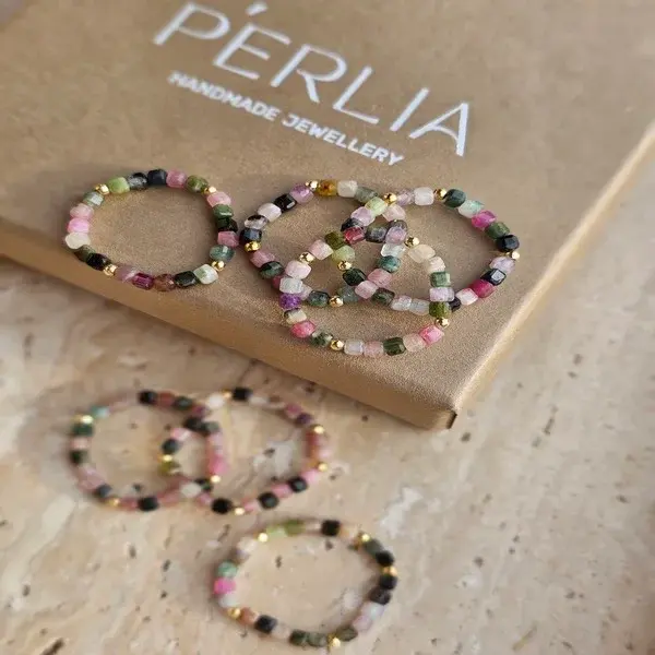 Pierścionek z turmalinów, pozłacanych kuleczek