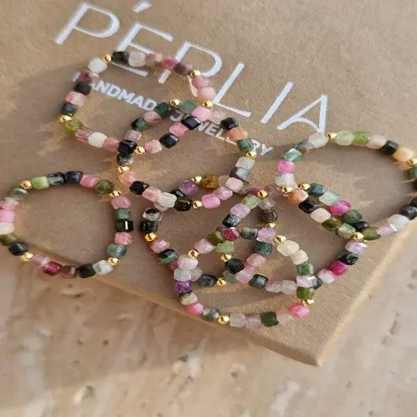 Pierścionek z turmalinów, pozłacanych kuleczek