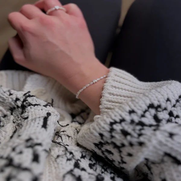 Bransoletka z cudownych nieregularnych perełek i srebrnego serduszka