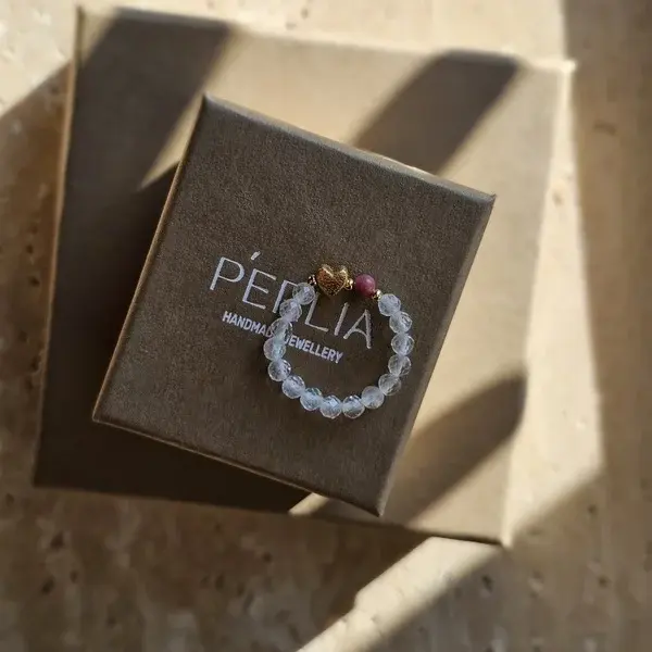 Pierścionek z kryształu górskiego, kamienia rodonit i srebrnego serduszka